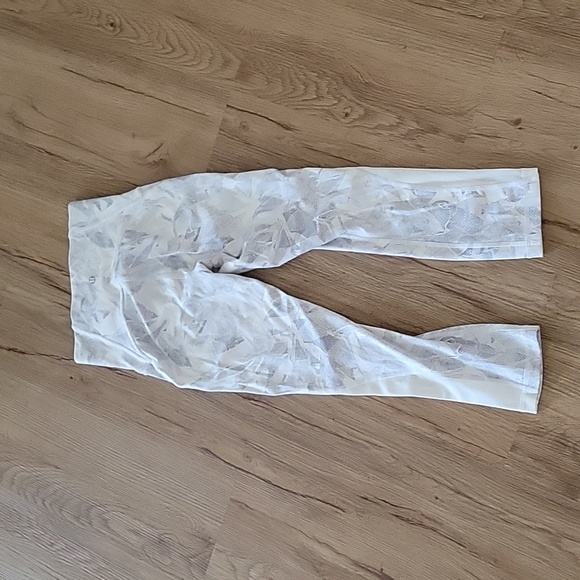 Lululemon cropped white snakeskin leggings - Picture 5 of 6